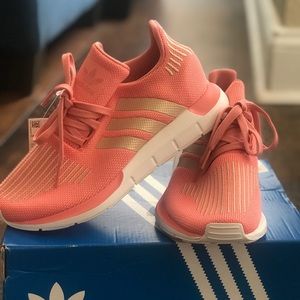 adidas pink swift run J